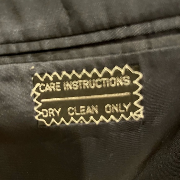 Men's classic Joesph Abboud wool blend suit from Garys of Newport Beach. - Picture 10 of 10